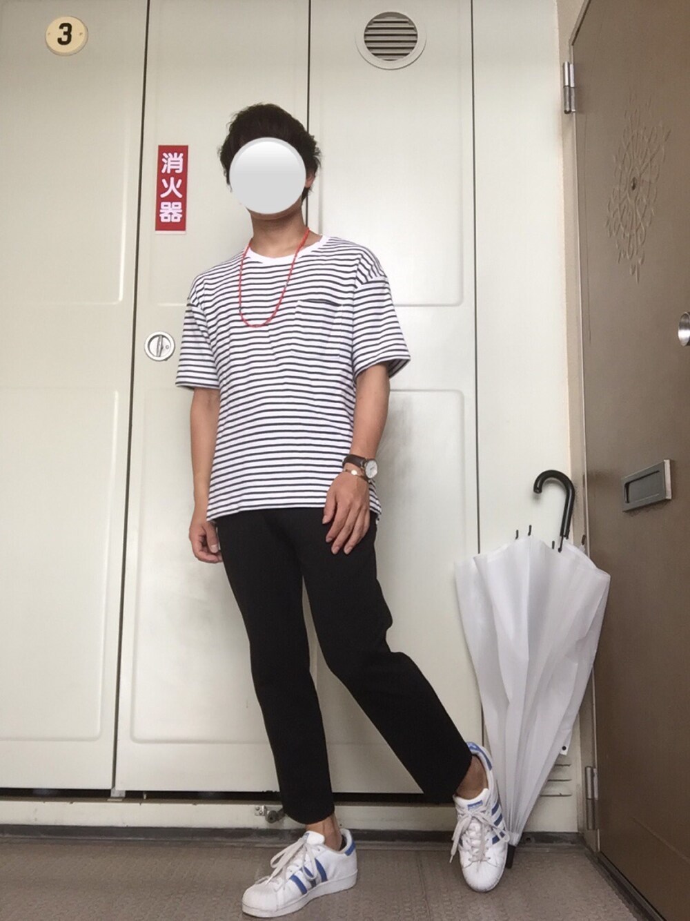 ホワイト系のTシャツ/カットソー、ブラック系のスラックス、ホワイト系のスニーカーを着用したメンズの夏コーディネートの1枚目の写真