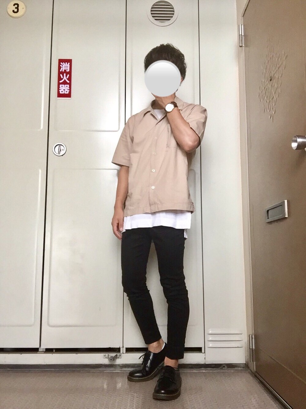 ベージュ系のシャツ/ブラウス、ホワイト系のTシャツ/カットソー、ブラック系のスラックスを着用したメンズの夏コーディネートの1枚目の写真