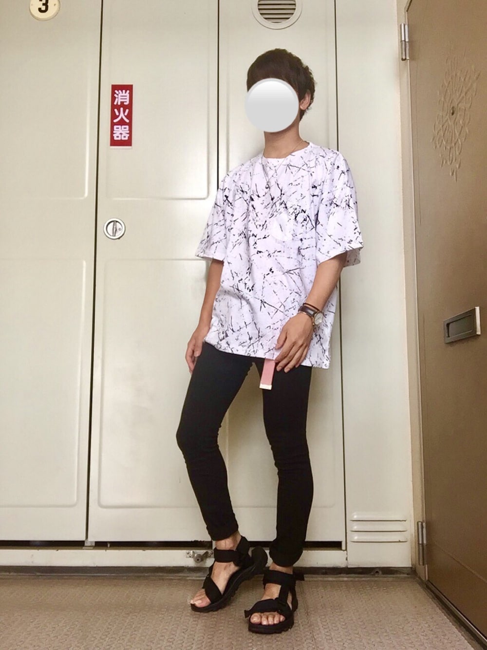 ホワイト系のTシャツ/カットソー、ブラック系のデニムパンツ、ブラック系のサンダルを着用したメンズの夏コーディネートの1枚目の写真