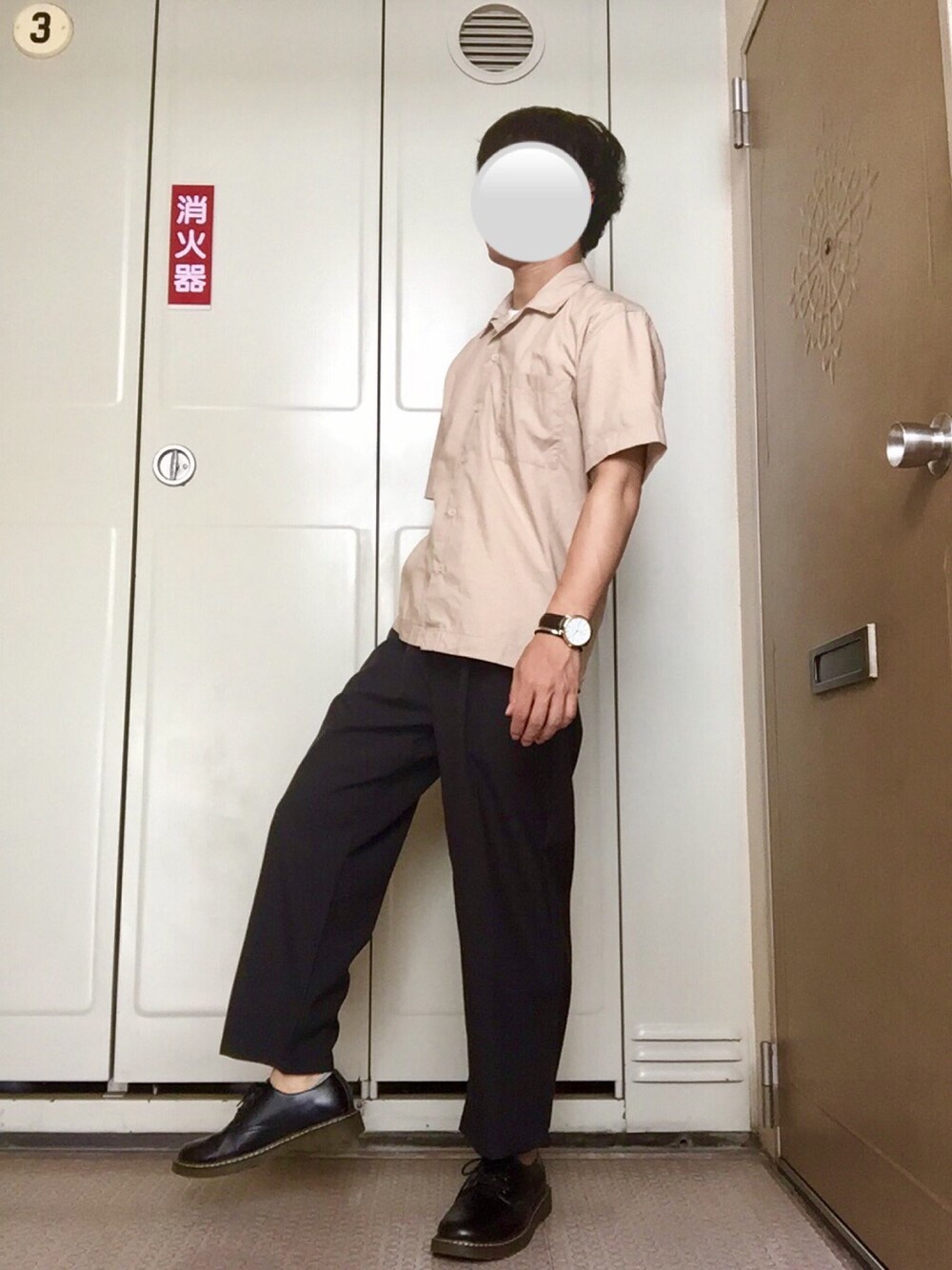 ベージュ系のシャツ/ブラウス、ブラック系のスラックス、シルバー系のバングル/リストバンドを着用したメンズの夏コーディネートの1枚目の写真