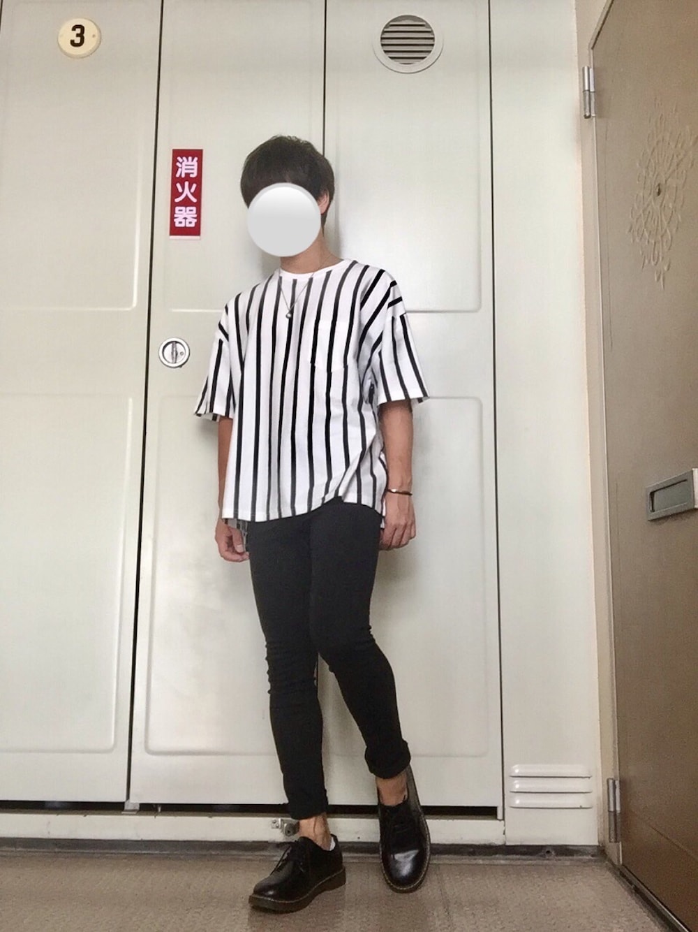 ホワイト系のTシャツ/カットソー、ブラック系のデニムパンツ、ブラック系のドレスシューズを着用したメンズの夏コーディネートの1枚目の写真