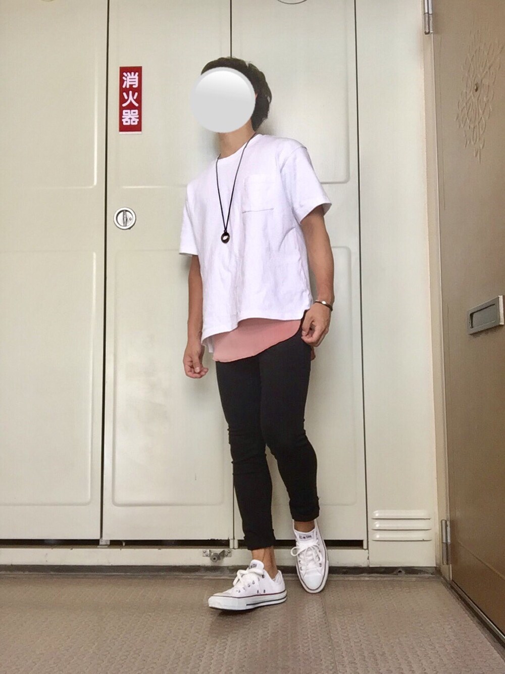 ホワイト系のTシャツ/カットソー、ピンク系のタンクトップ、ブラック系のデニムパンツを着用したメンズの夏コーディネートの1枚目の写真
