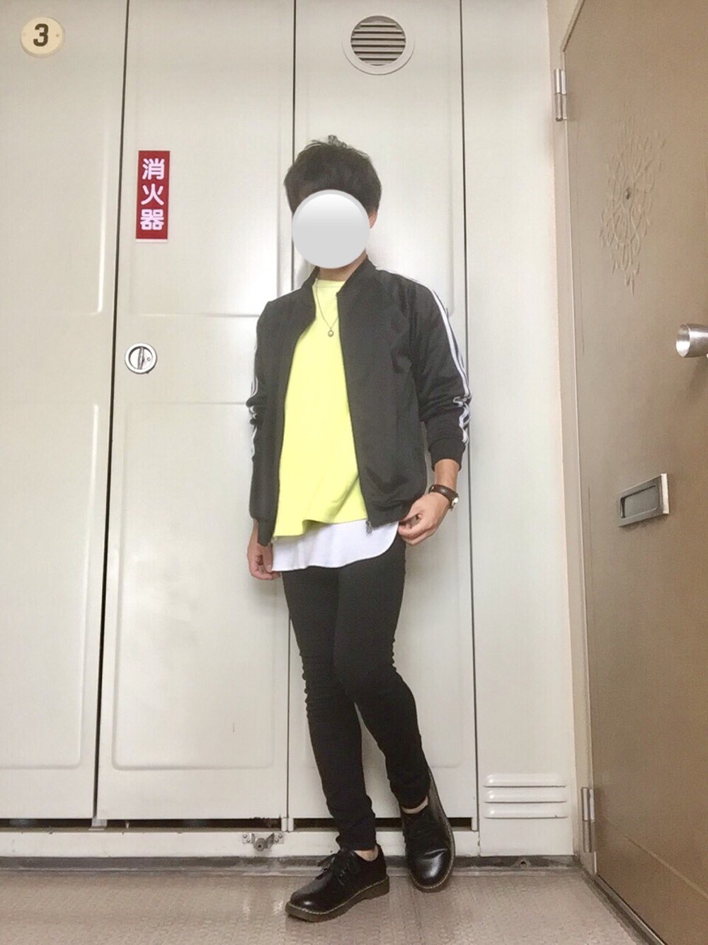 ブラック系のその他アウター、イエロー系のTシャツ/カットソー、ホワイト系のタンクトップを着用したメンズの秋コーディネートの1枚目の写真