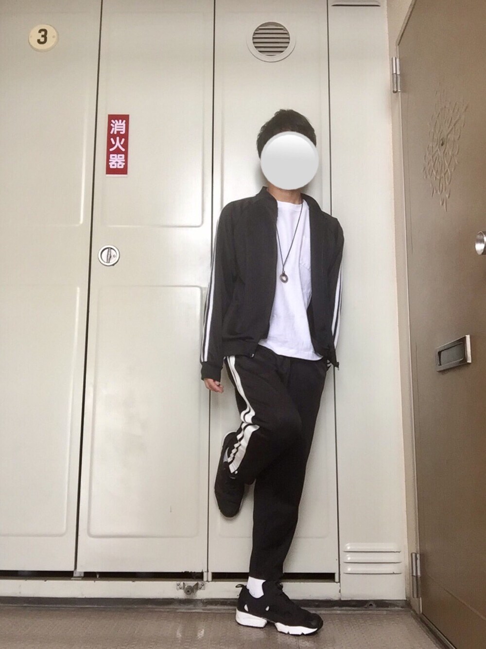 ブラック系のその他アウター、ホワイト系のTシャツ/カットソー、ブラック系のその他パンツを着用したメンズの秋コーディネートの1枚目の写真