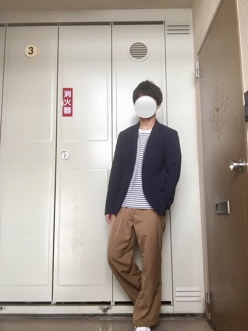 ブルー系のテーラードジャケット、ホワイト系のTシャツ/カットソー、ベージュ系のパンツを着用したメンズの秋コーディネートの1枚目の写真