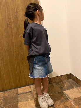 「アイテム（デニムスカート）」を使った、鈴たんさん（キッズ・110cm）の春コーディネート
