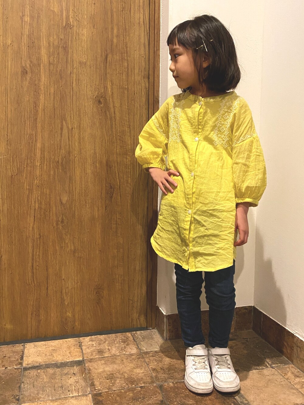 「鈴たんootd、一年生女子、寝癖どうしたもんか、休日スタイル、おうちスタイル」｜「SM2Lagomのアイテム（シャツワンピース、イエロー系）」を使った、鈴たんさん（キッズ・110cm）の春コーディネートの1枚目の写真
