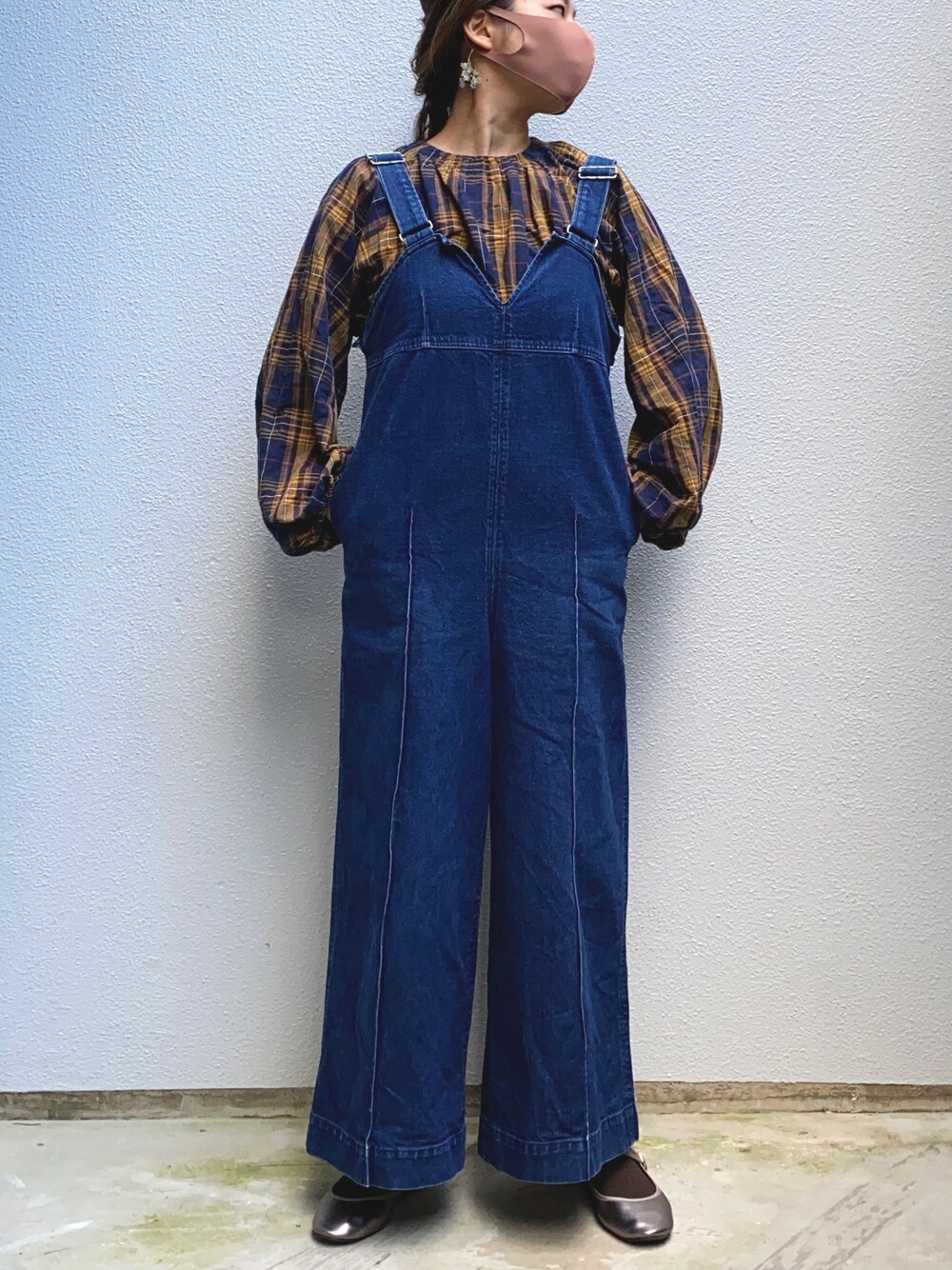 ブルー系のサロペット/オーバーオール、その他のバレエシューズ、ブルー系のシャツ/ブラウスを着用したレディースの秋コーディネートの1枚目の写真