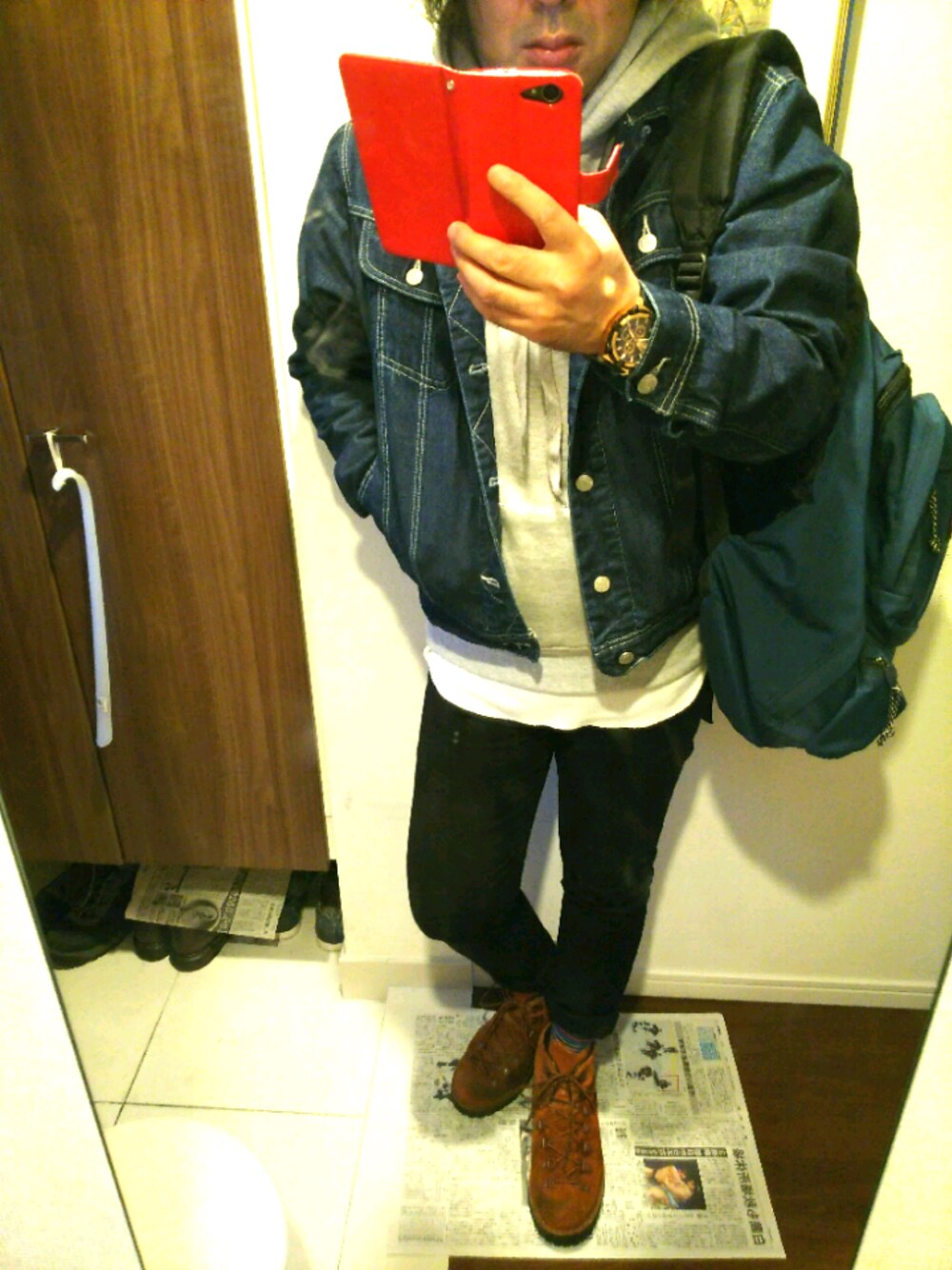 ブルー系のデニムジャケット、グレー系のパーカー、ホワイト系のタンクトップを着用したメンズの秋コーディネートの1枚目の写真