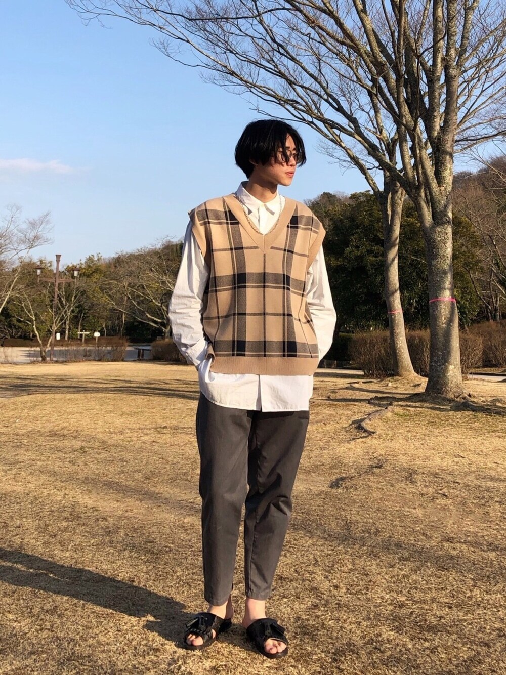 「休日コーデ、春、GU、RAGEBLUE、bench、bensan、春コーデ、ベスト、メガネ男子」｜「RAGEBLUEのチェックドロップVネックベスト（ベスト、ベージュ系）」を使った、Lap Tangさん（メンズ・182cm）の冬コーディネートの1枚目の写真