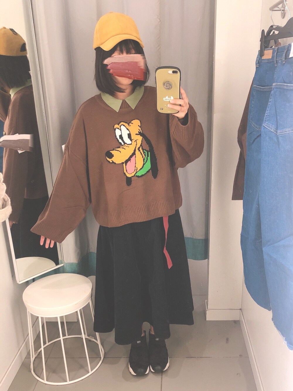 ブラウン系のニット/セーター、グリーン系のシャツ/ブラウス、ブラック系のスカートを着用したレディースの秋コーディネートの1枚目の写真