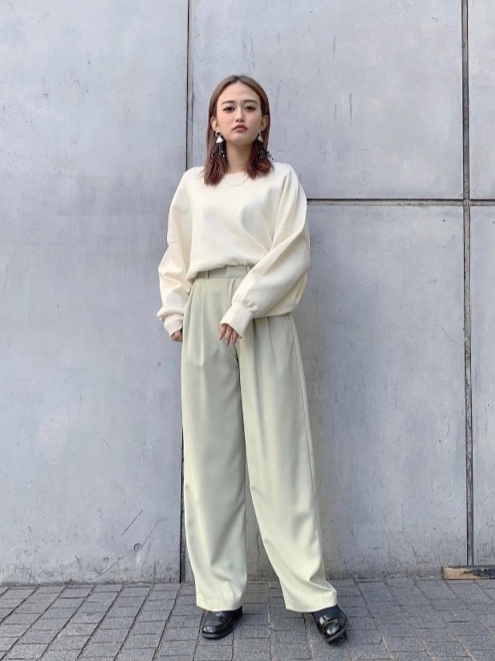 「グリーン、シンプルコーデ、春コーデ、きれいめカジュアル、グリーンコーデ、ピスタチオ」｜「CLANEのBASIC TUCK PANTS（その他パンツ、グリーン系）」を使った、Mikiさん（レディース・158cm）の春コーディネートの1枚目の写真