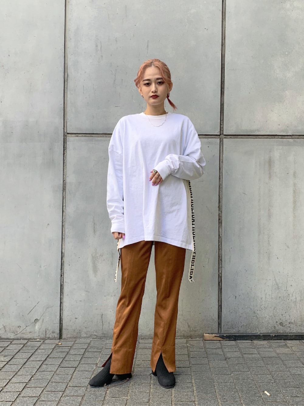 「大人カジュアル、シンプル、今日のコーデ、大人コーデ、カラーパンツ、holiday、luisfemme、Luis」｜「HOLIDAYのSUPER FINE DRY MINI DRESS (TAPE) スーパーファインドライミニドレス (テープ)（Tシャツ/カットソー、ホワイト系）」を使った、Mikiさん（レディース・158cm）の春コーディネートの1枚目の写真