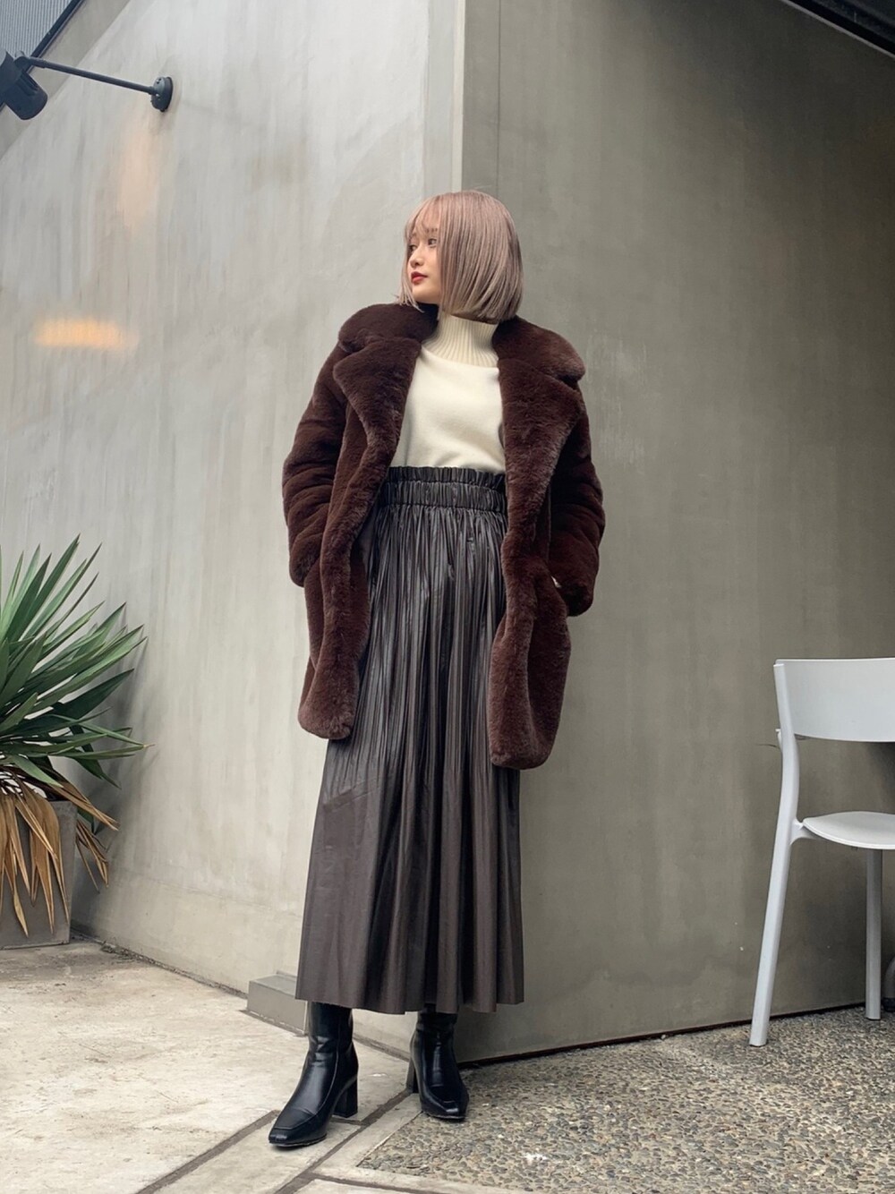 「秋コーデ、休日コーデ、オトナカジュアル、ニットコーデ、カジュアルコーデ、ootd、大人コーデ、ブラウン、ブーツ、タートルネックニット」｜「Lui'sのエコレザープリーツスカート（スカート、ブラウン系）」を使った、Mikiさん（レディース・158cm）の秋コーディネートの1枚目の写真