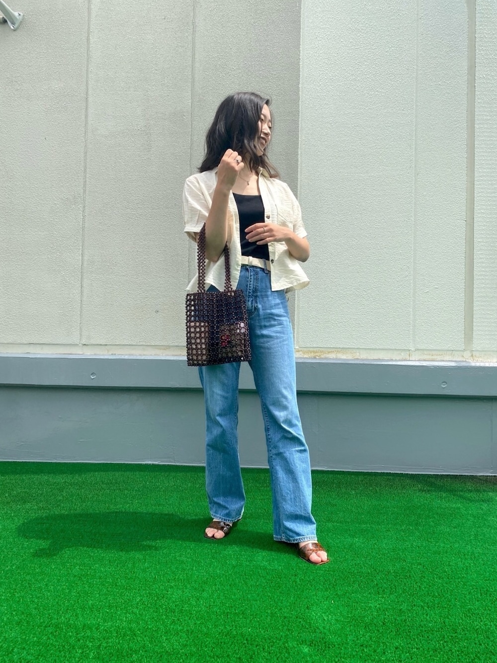 「きれいめカジュアル、GU、GRL、KBF、WEGO、ビーズバッグ、白シャツ、シャツ、RETRO GIRL、カジュアル」｜「RETRO GIRLの麻ライクスキッパーシャツ（シャツ/ブラウス、ホワイト系）」を使った、manaさん（レディース・157cm）の夏コーディネートの1枚目の写真
