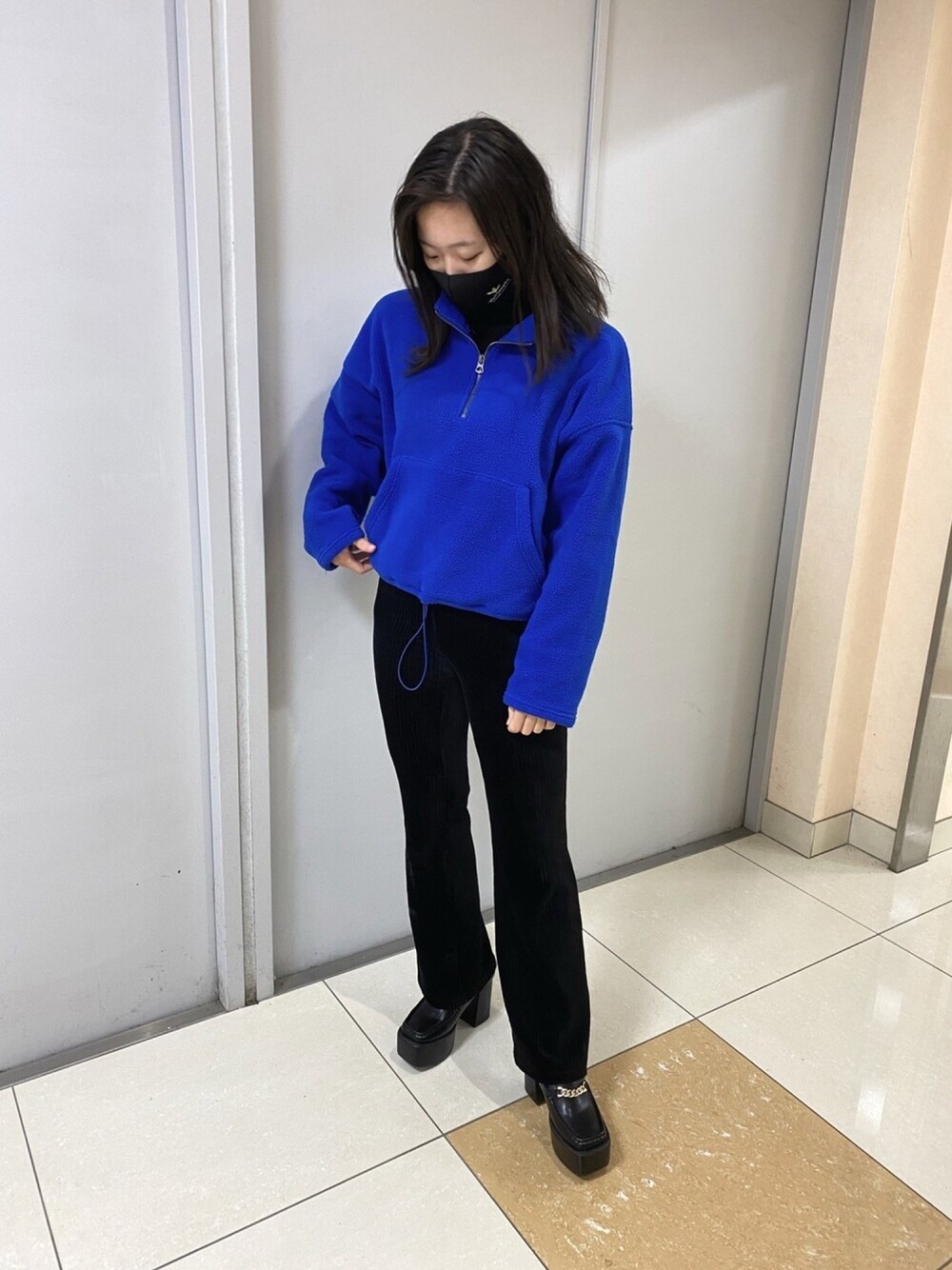 「秋のマイ旬スタイル、フリース、フレアパンツ、青×黒、ブルートップス、厚底ローファー」｜「American Eagleのアイテム（ジャケット/アウター、ブルー系）」を使った、manaさん（レディース・157cm）の秋コーディネートの1枚目の写真