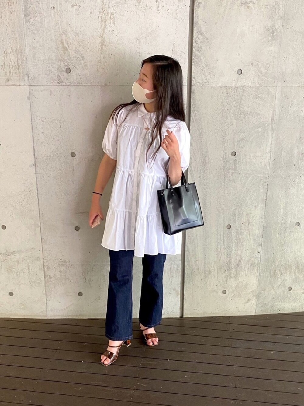 「ZARA、ZARAワンピース、ワンピース、シャツワンピ、白ワンピース、GU、デニム、WEGO、ブラックバッグ、WEGOバッグ」｜「ZARAのアイテム（シャツワンピース、ホワイト系）」を使った、manaさん（レディース・157cm）の夏コーディネートの1枚目の写真