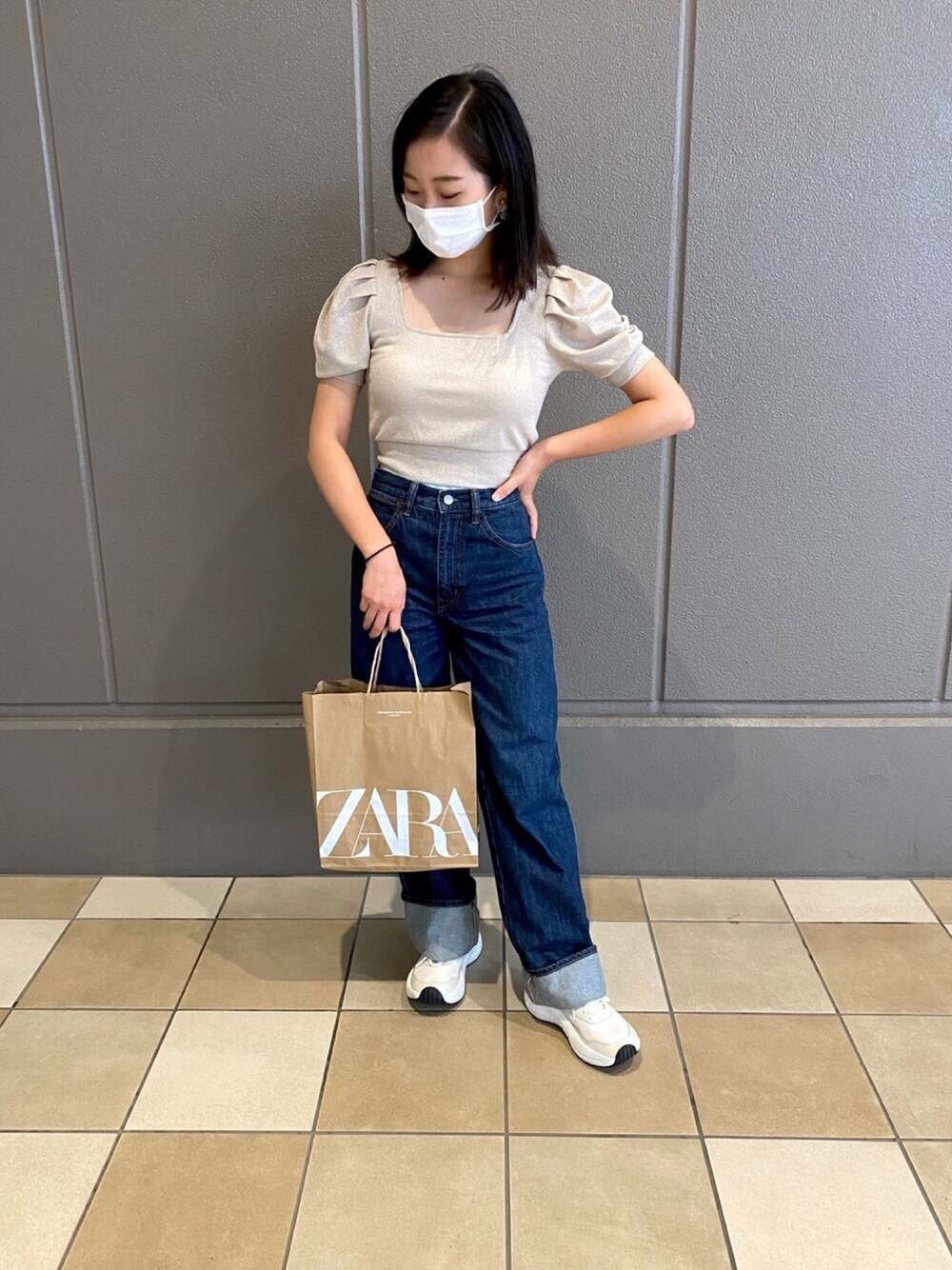 「ラメトップス、SHAGGIE、グレートップス、デニムパンツ、ワイドフィットカーブジーンズ、reebok、白スニーカー、ZOZOTOWNでは只今セール開催中です！、タイムセール、グレー×デニム」｜「SHAGGIEの【SHAGGIE】スクエアネックラメトップス（Tシャツ/カットソー、グレー系）」を使った、manaさん（レディース・157cm）の秋コーディネートの1枚目の写真