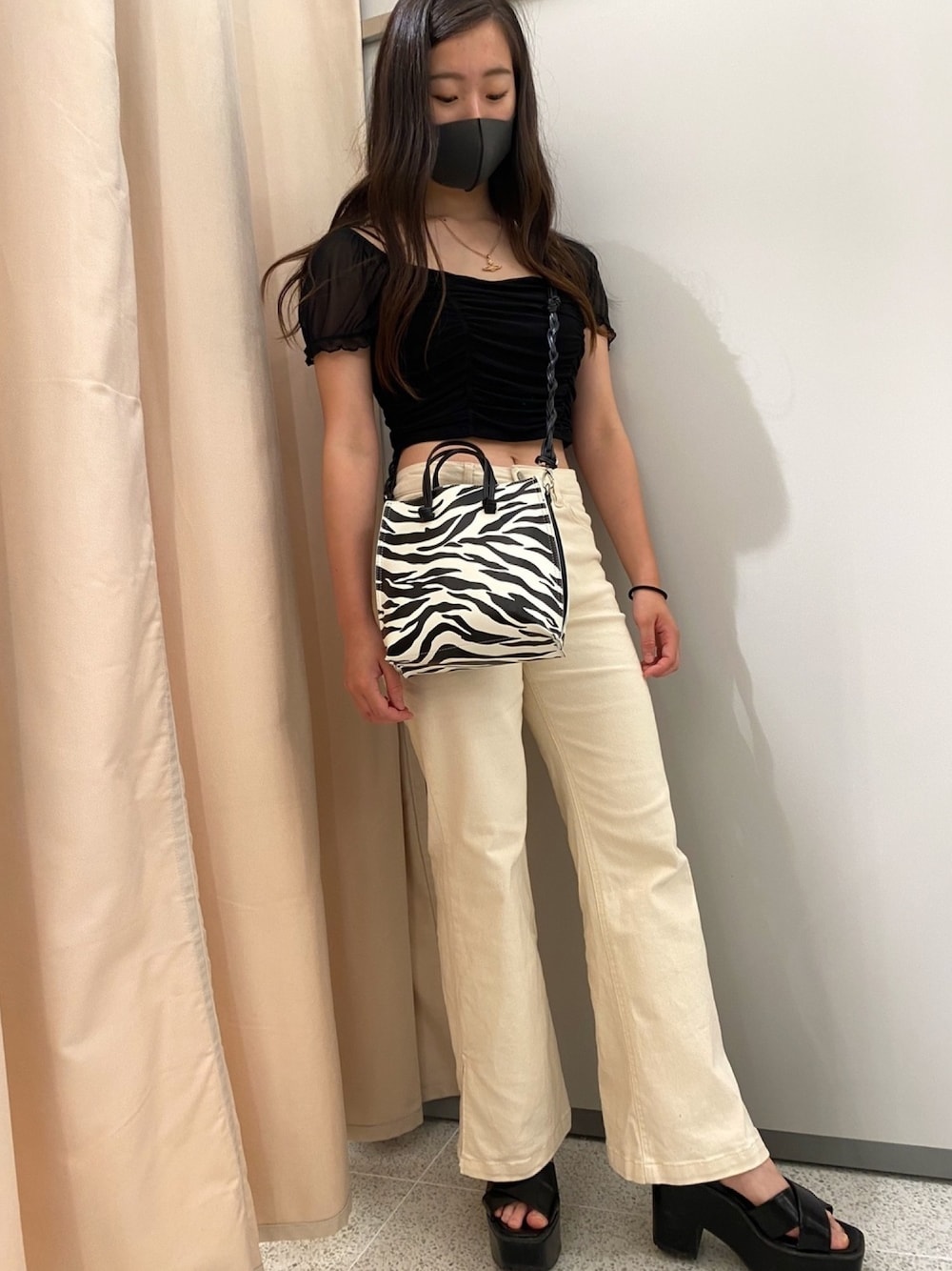 「厚底サンダル、厚底、モノトーン、ゼブラ柄、ゼブラ柄バッグ、ハイウエストパンツ、白パンツ、黒トップス、クロップドトップス、クロップド丈」｜「JEANASISのポーチツキミニショルダー/870287（ショルダーバッグ、その他）」を使った、manaさん（レディース・157cm）の夏コーディネートの1枚目の写真