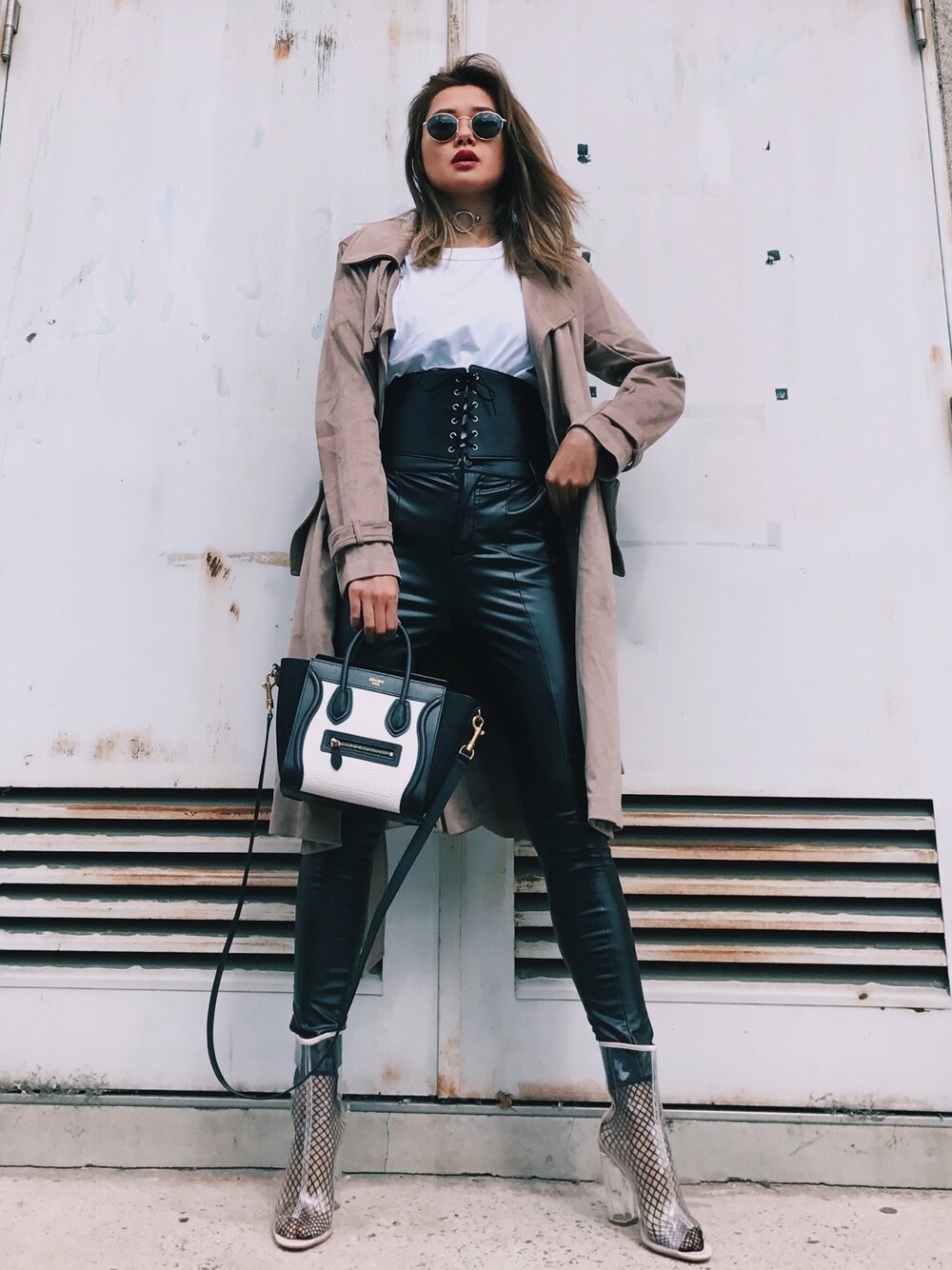 「スケルトン、スケルトンシューズ、street、streetstyle、streetfashion、コルセットベルト、コルセット、ストリートカジュアル、トレンチコート、トレンチ」｜「Narcissusの【cheap!!by vaNite】レースアップコルセットベルト（ベルト、ブラック系）」を使った、Annaさん（レディース・165cm）の春コーディネートの1枚目の写真