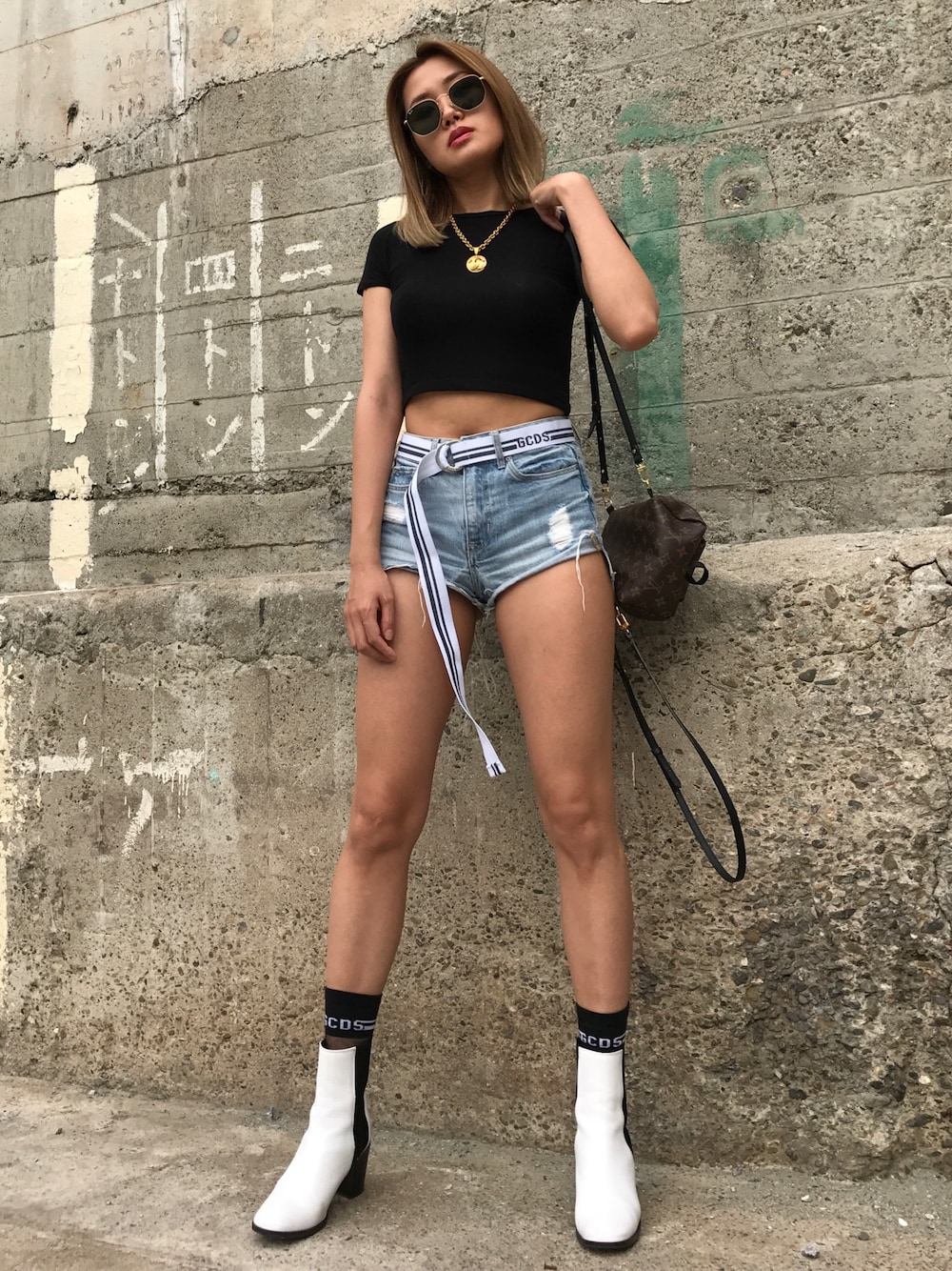 「GCDS、ショートパンツ、デニムパンツ、デニム、chanel #vintage、chanel、シャネル、ストリート、streetstyle、ホワイトブーツ」｜「gcdsのアイテム（ベルト、ホワイト系）」を使った、Annaさん（レディース・165cm）の夏コーディネートの1枚目の写真