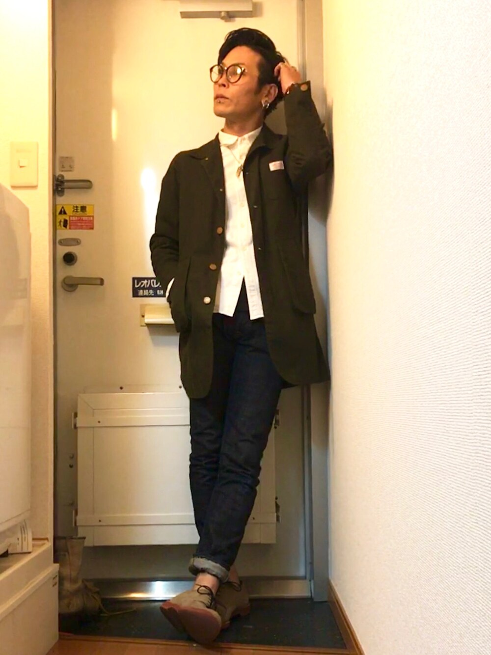 「秋冬、スキニーデニム、JAPAN BLUE JEANS、カーキ、ショップコート、白シャツ、メガネ男子、coen、graniph」｜「coenのSMITH別注起毛ショップコート（その他アウター、グリーン系）」を使った、Mutsumi Iwasakiさん（メンズ・170cm）の秋コーディネートの1枚目の写真