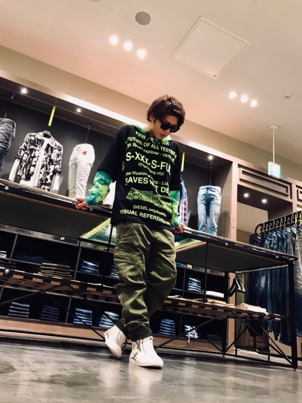 「Diesel、新作、新作コーデ、おしゃれさんと繋がりたい、ダイバーシティ、タイダイ柄」｜「DIESELのメンズ Tシャツ プリント リラックスフィット（Tシャツ/カットソー、ブラック系）」を使った、Yusuke DIESELさん（メンズ・170cm）の夏コーディネートの1枚目の写真