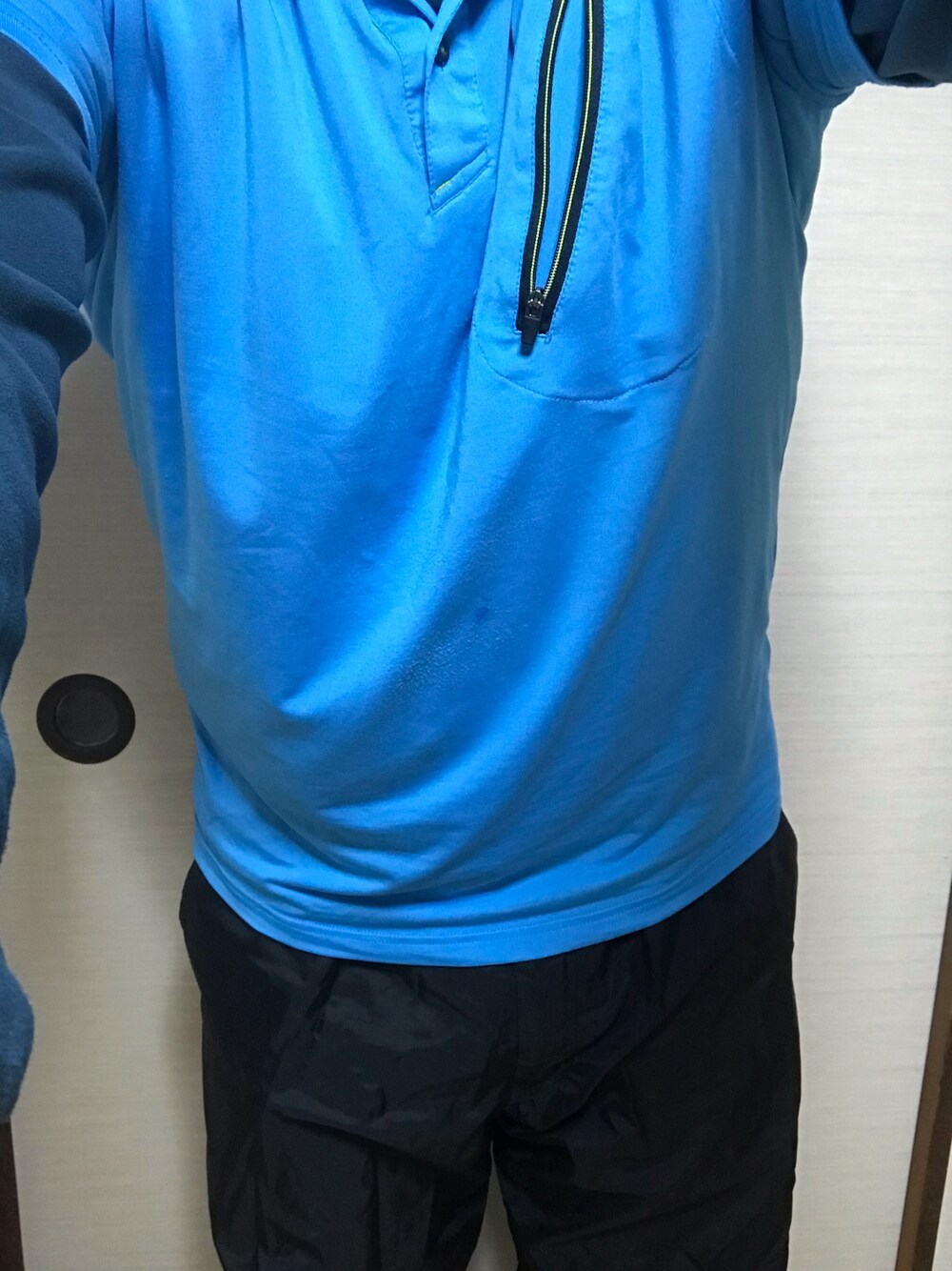 「UNIQLOのアイテム（その他パンツ、ブラック系）」を使った、りょうすけさん（メンズ・167cm）の秋コーディネートの1枚目の写真