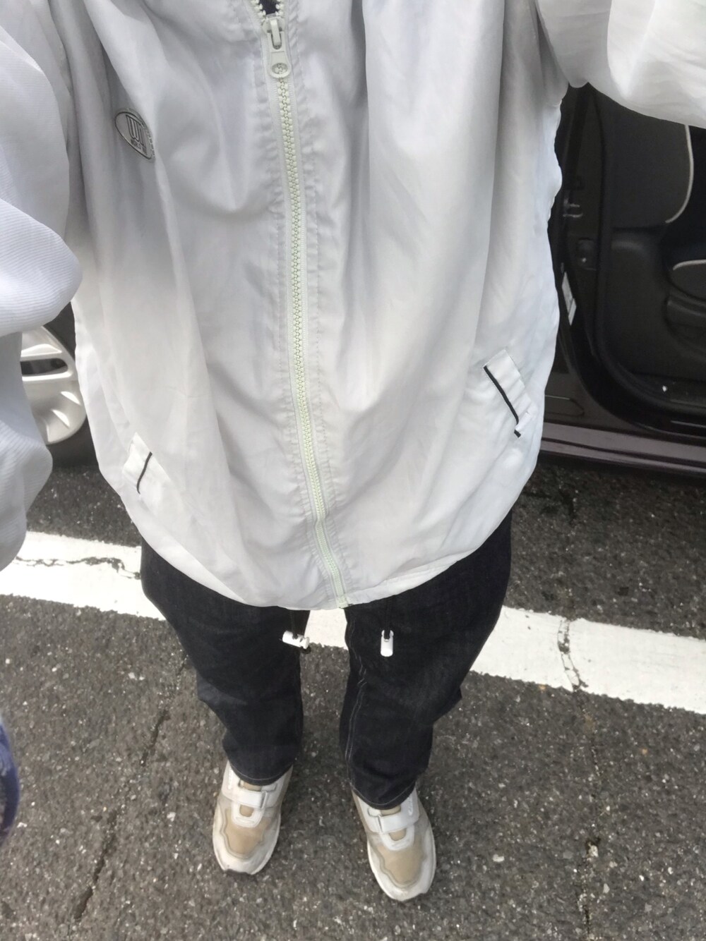 「Levi'sのアイテム（デニムパンツ、ブラック系）」を使った、りょうすけさん（メンズ・167cm）の春コーディネートの1枚目の写真