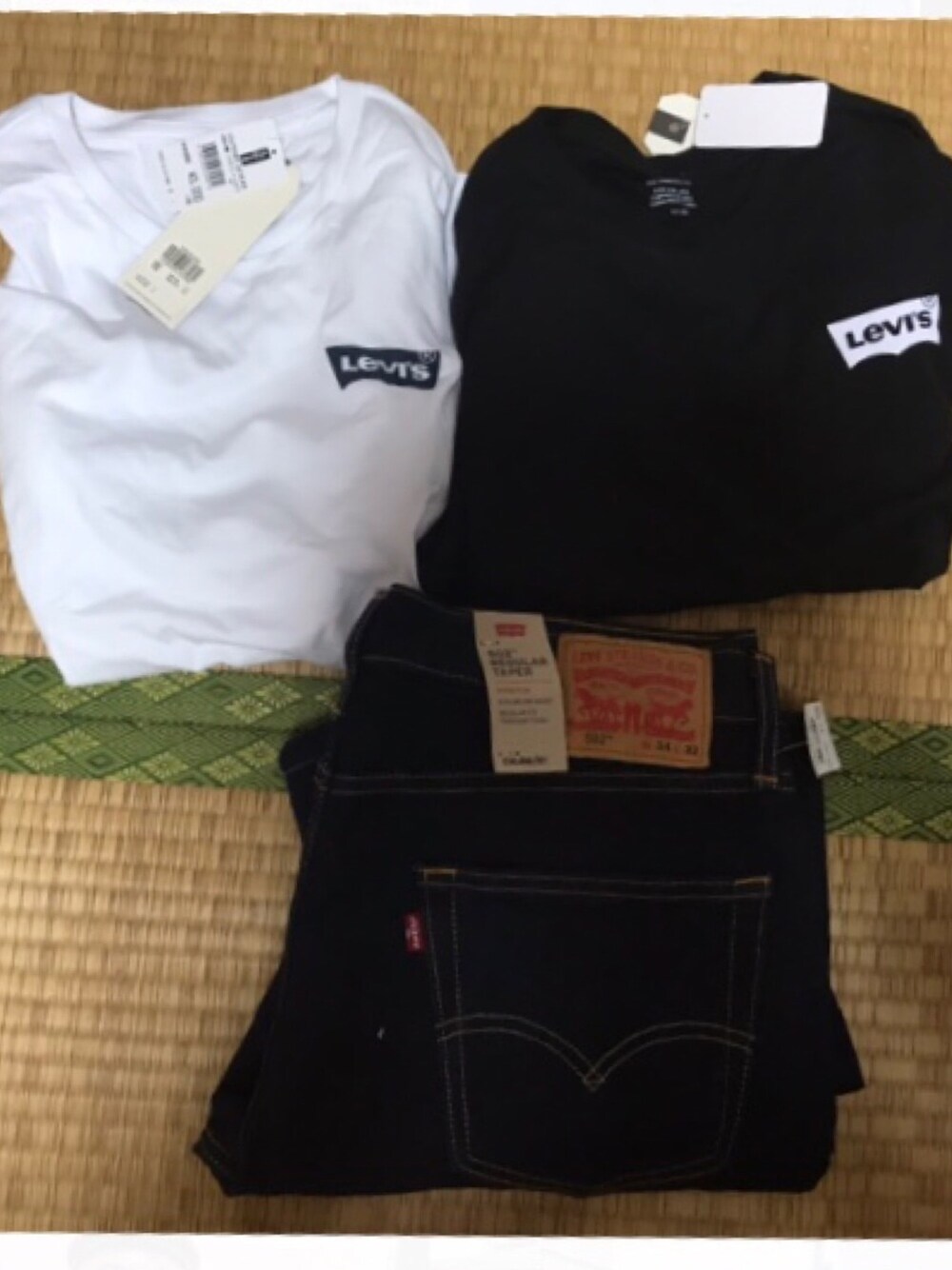 「Levi'sのアイテム（デニムパンツ、ブルー系）」を使った、りょうすけさん（メンズ・167cm）の春コーディネートの1枚目の写真