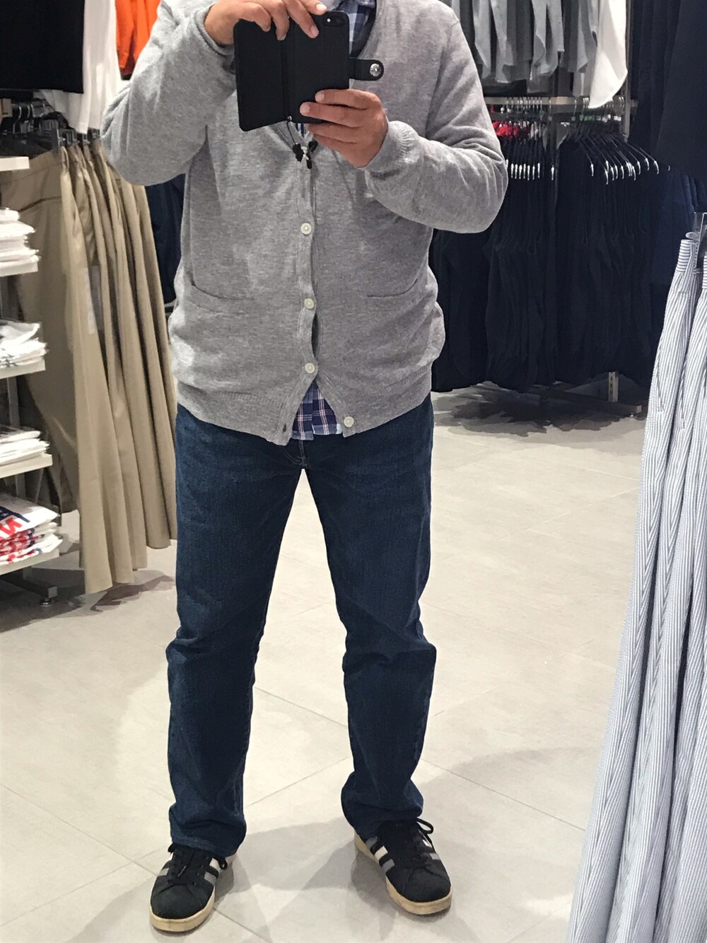 「Levi'sのアイテム（デニムパンツ、ブルー系）」を使った、りょうすけさん（メンズ・167cm）の春コーディネートの1枚目の写真