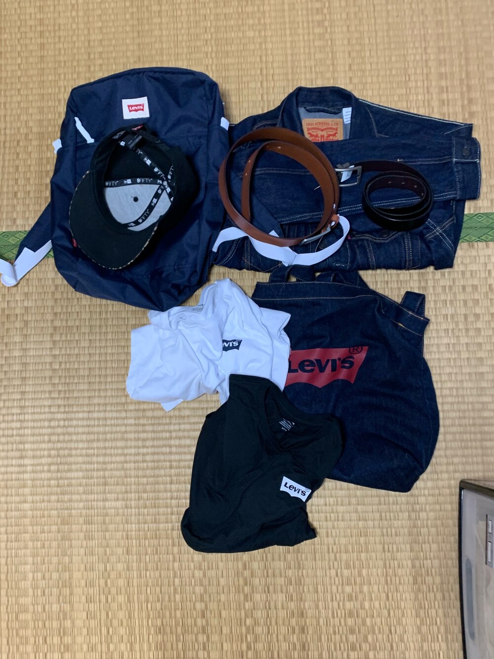 「Levi'sのアイテム（Tシャツ/カットソー、ホワイト系）」を使った、りょうすけさん（メンズ・167cm）の春コーディネートの1枚目の写真