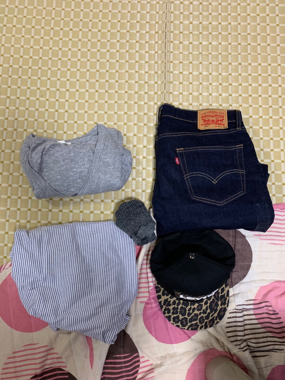 「Levi'sのアイテム（デニムパンツ、ブルー系）」を使った、りょうすけさん（メンズ・167cm）の春コーディネートの1枚目の写真