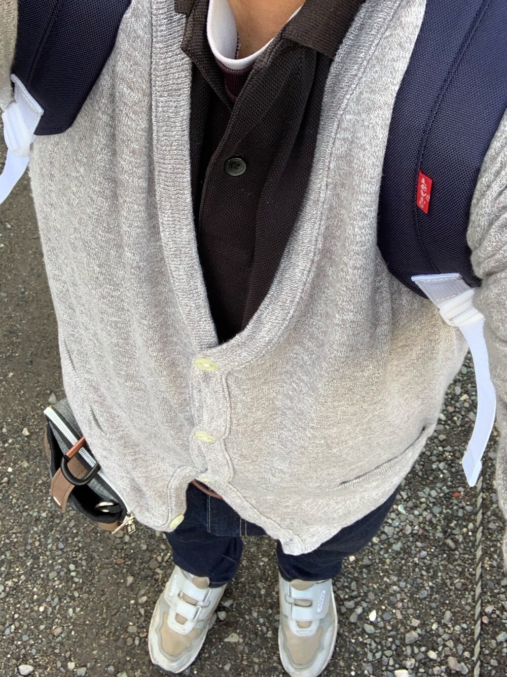 「UNIQLOのアイテム（ポロシャツ、ブラック系）」を使った、りょうすけさん（メンズ・167cm）の春コーディネートの1枚目の写真