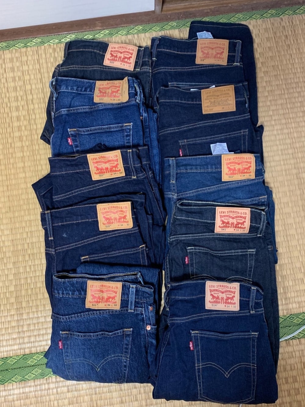 ブルー系のデニムパンツを着用したメンズの春コーディネートの1枚目の写真