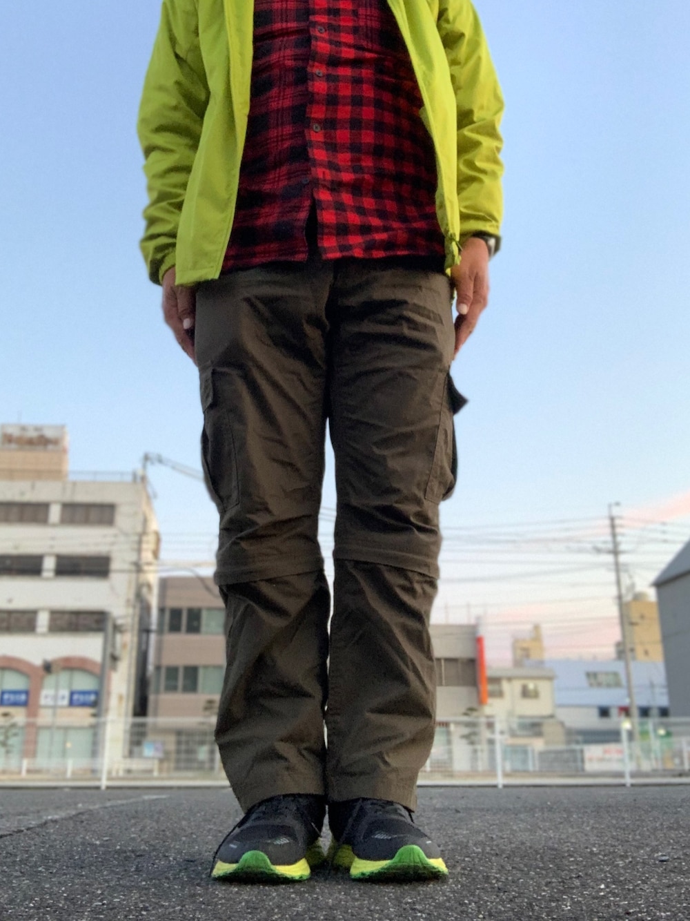 グリーン系のカーゴパンツ、イエロー系のスニーカー、レッド系のシャツ/ブラウスを着用したメンズの秋コーディネートの1枚目の写真