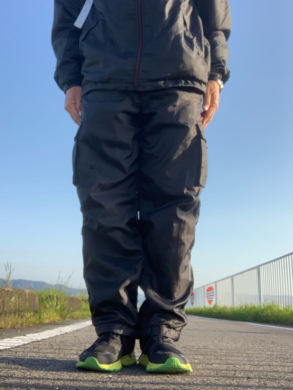 「workmanのアイテム（パンツ、ブラック系）」を使った、りょうすけさん（メンズ・167cm）の春コーディネートの1枚目の写真