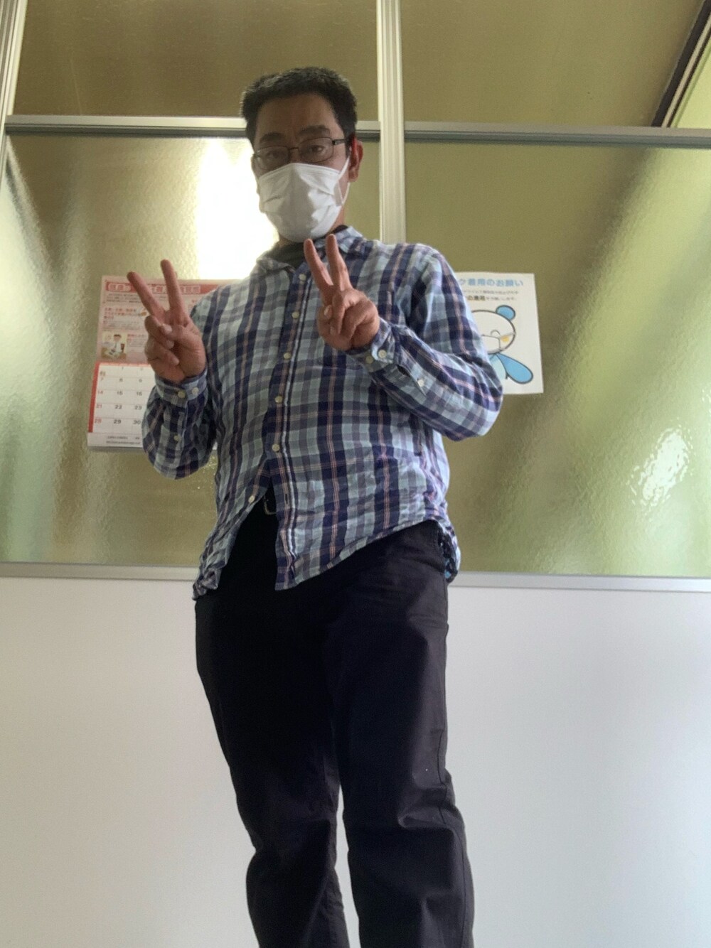 「GUのアイテム（チノパンツ、ブラック系）」を使った、りょうすけさん（メンズ・167cm）の春コーディネートの1枚目の写真