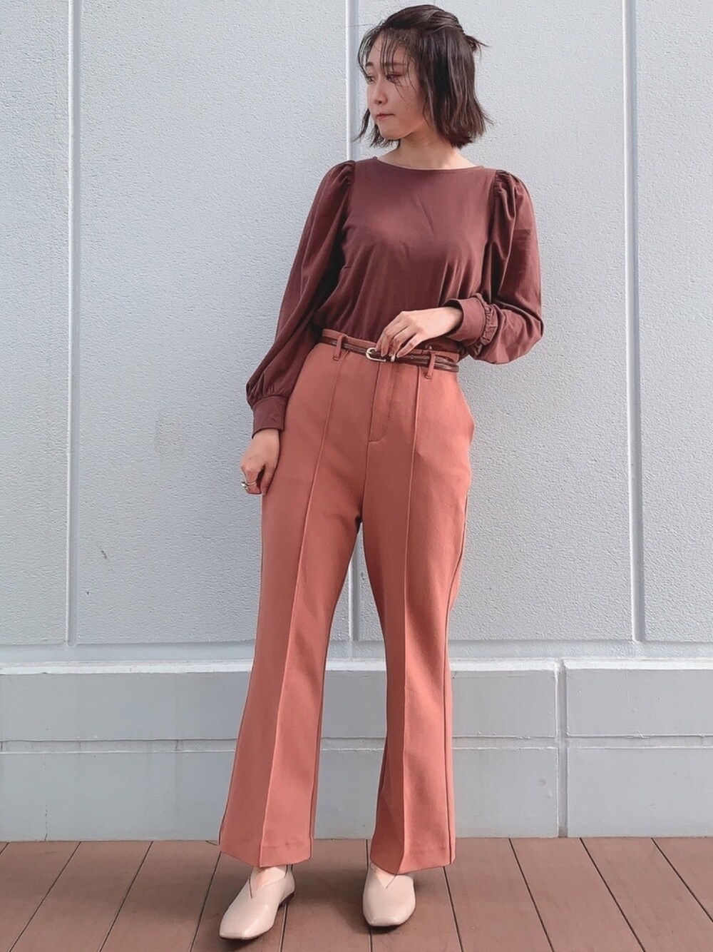 ピンク系のその他パンツ、ベージュ系のパンプス、ブラウン系のTシャツ/カットソーを着用したレディースの秋コーディネートの1枚目の写真