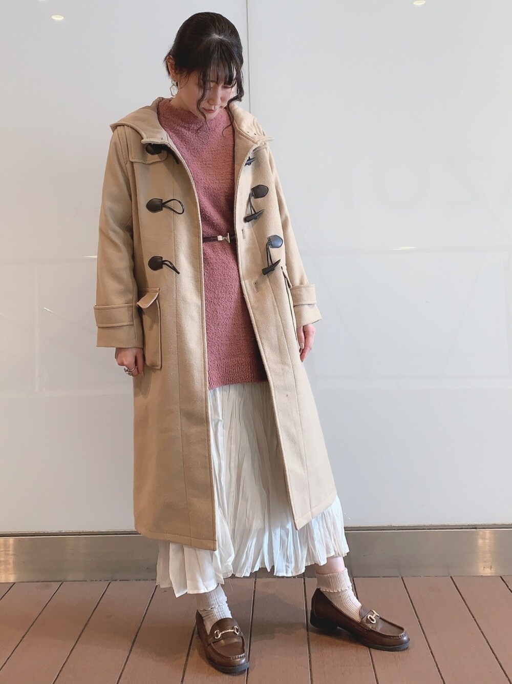 「デート、ピンクニット、ニットワンピース、スカート、ワッシャースカート、レイヤードスタイル、ダッフルコート、ロングコート、冬コーデ、年末WEAR感謝祭」｜「earth music&ecologyのふわふわポメラニアンニットワンピース　＊（ワンピース、ピンク系）」を使った、Ami◡̈さん（レディース・163cm）の冬コーディネートの1枚目の写真