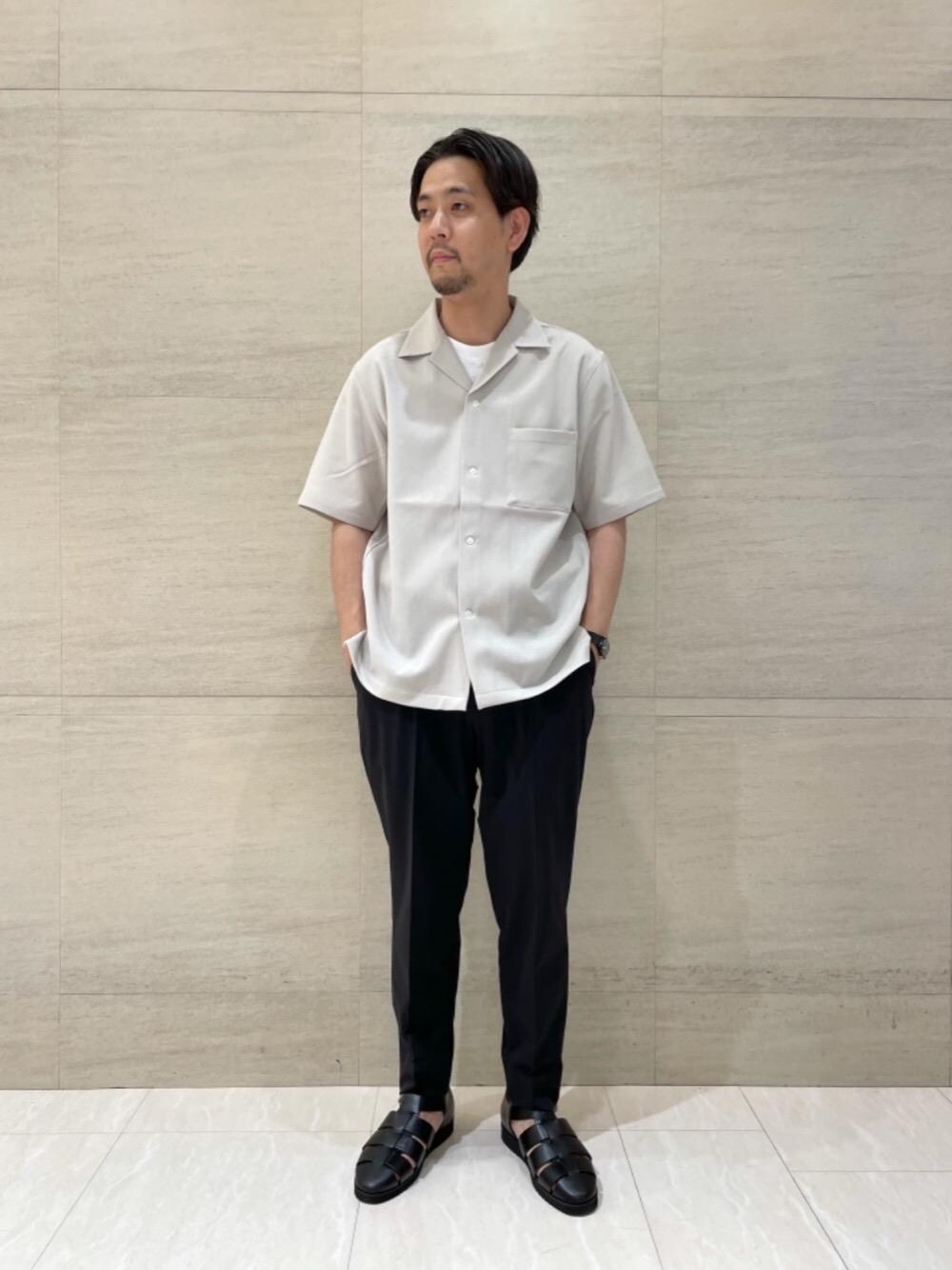 「シャツ/ブラウス、RECOMMEND  ITEM STYLING、SUMMER SHIRTS STYLE、ベーシック/トラッド」｜「BEAUTY&YOUTH UNITED ARROWSのBY 2WAY 1P ワイドテーパード アンクルパンツ（スラックス、ブラック系）」を使った、上田　泰史さん（メンズ・175cm）の春コーディネートの1枚目の写真