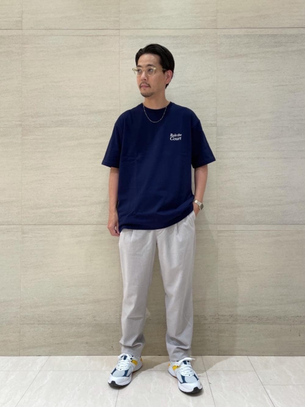 「スニーカー、リラックス、ストリート、Tシャツ/カットソー、RECOMMEND  ITEM STYLING、EXCLUTIVE ITEM STYLE、T SHIRTS STYLE」｜「BEAUTY&YOUTH UNITED ARROWSのBY ソアロン ワイド テーパード イージー パンツ（その他パンツ、ベージュ系）」を使った、上田　泰史さん（メンズ・175cm）の夏コーディネートの1枚目の写真
