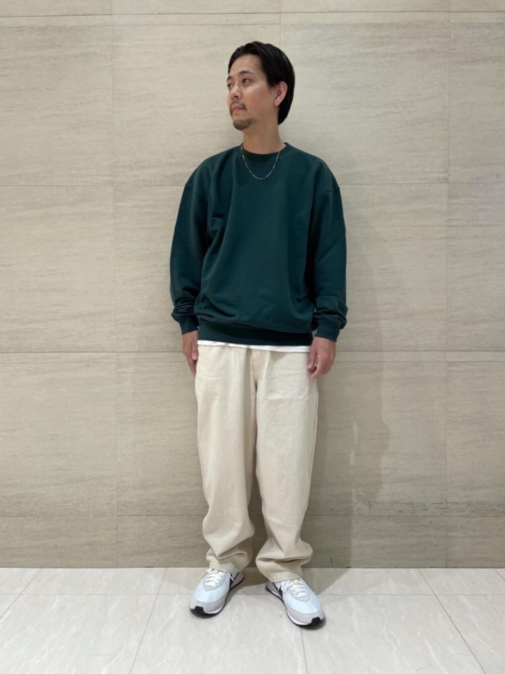 ホワイト系のデニムパンツ、ホワイト系のスニーカーを着用したメンズの秋コーディネートの1枚目の写真