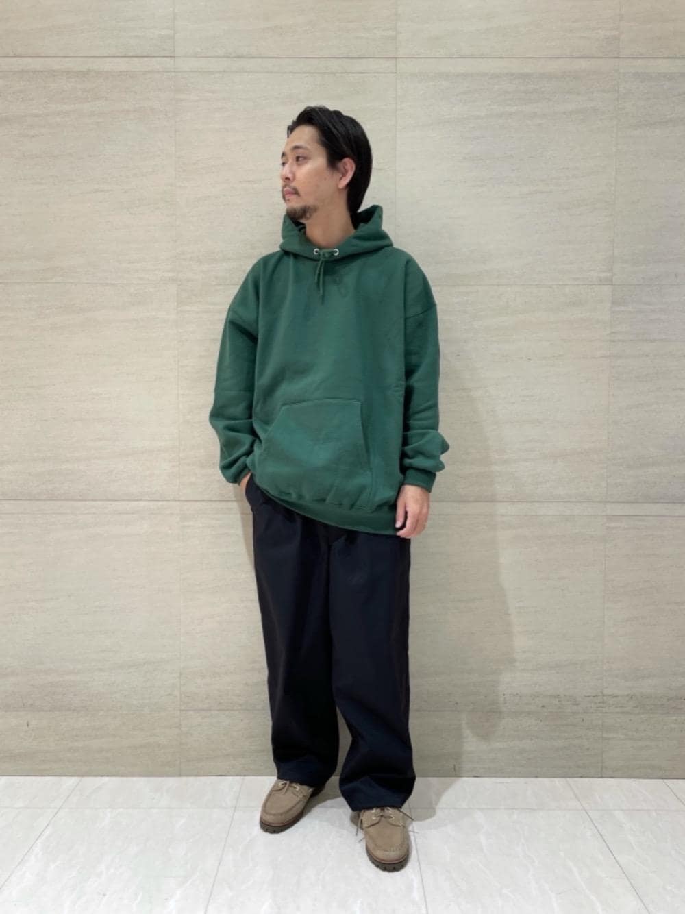 ベージュ系のモカシン/デッキシューズ、ブラック系のその他パンツ、グリーン系のパーカーを着用したメンズの秋コーディネートの1枚目の写真