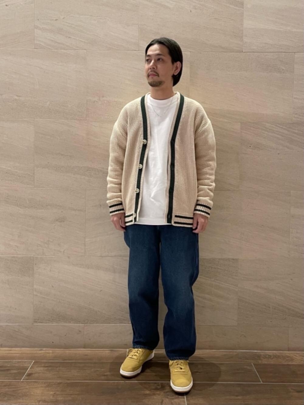 「カーディガン、デニムパンツ、RECOMMEND  ITEM STYLING、EXCLUTIVE ITEM STYLE」｜「BEAUTY&YOUTH UNITED ARROWSのBY 10oz ヘビー ワイド カットソー（Tシャツ/カットソー、ホワイト系）」を使った、上田　泰史さん（メンズ・175cm）の冬コーディネートの1枚目の写真