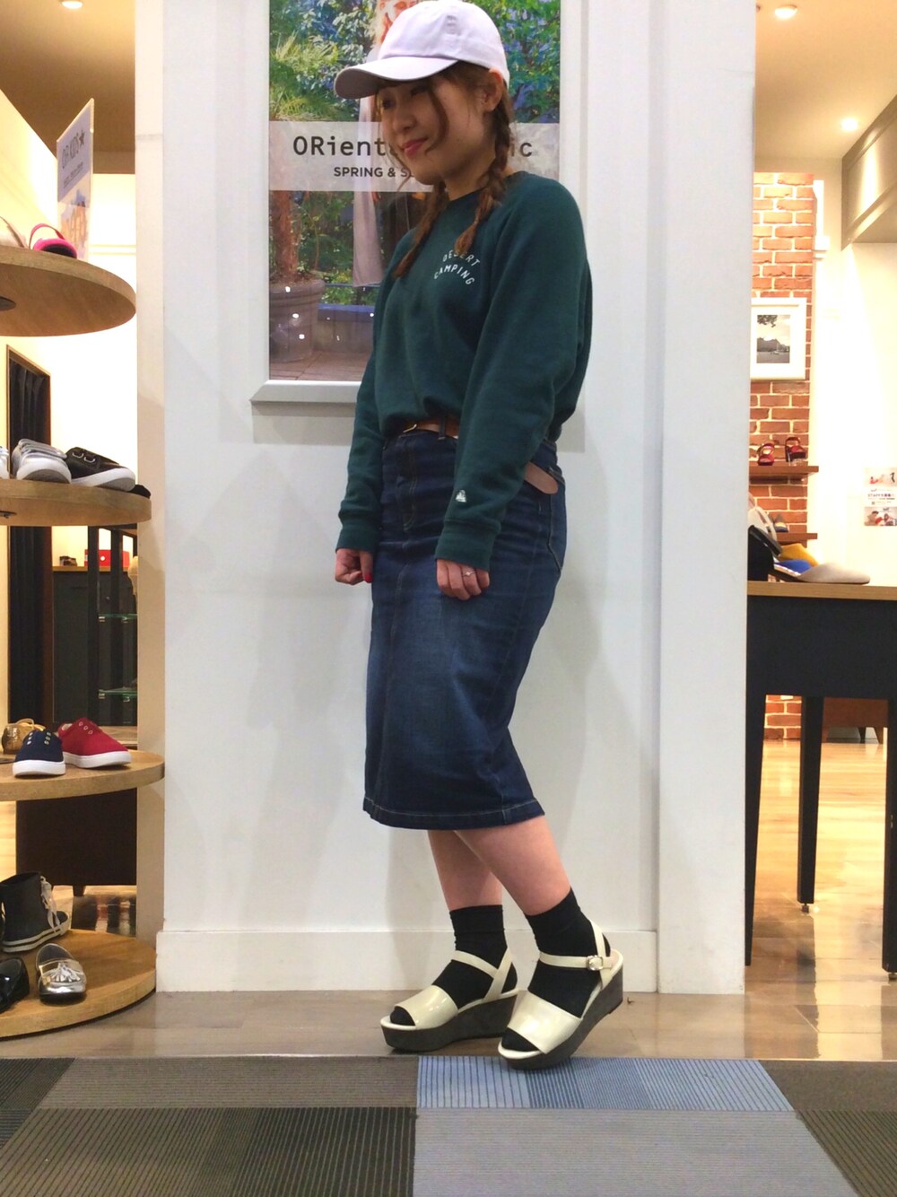 「グリーン、キャップ、spring、デニムスカート、オリエンタルトラフィック(ORiental TRaffic)、春、春コーデ、カジュアルコーデ、くつした×サンダル、おしゃれさんと繋がりたい」｜「ORiental TRafficの春夏★厚底サンダル★7317（サンダル、ベージュ系）」を使った、ORiental TRaffic大高さん（レディース・160cm）の春コーディネートの1枚目の写真