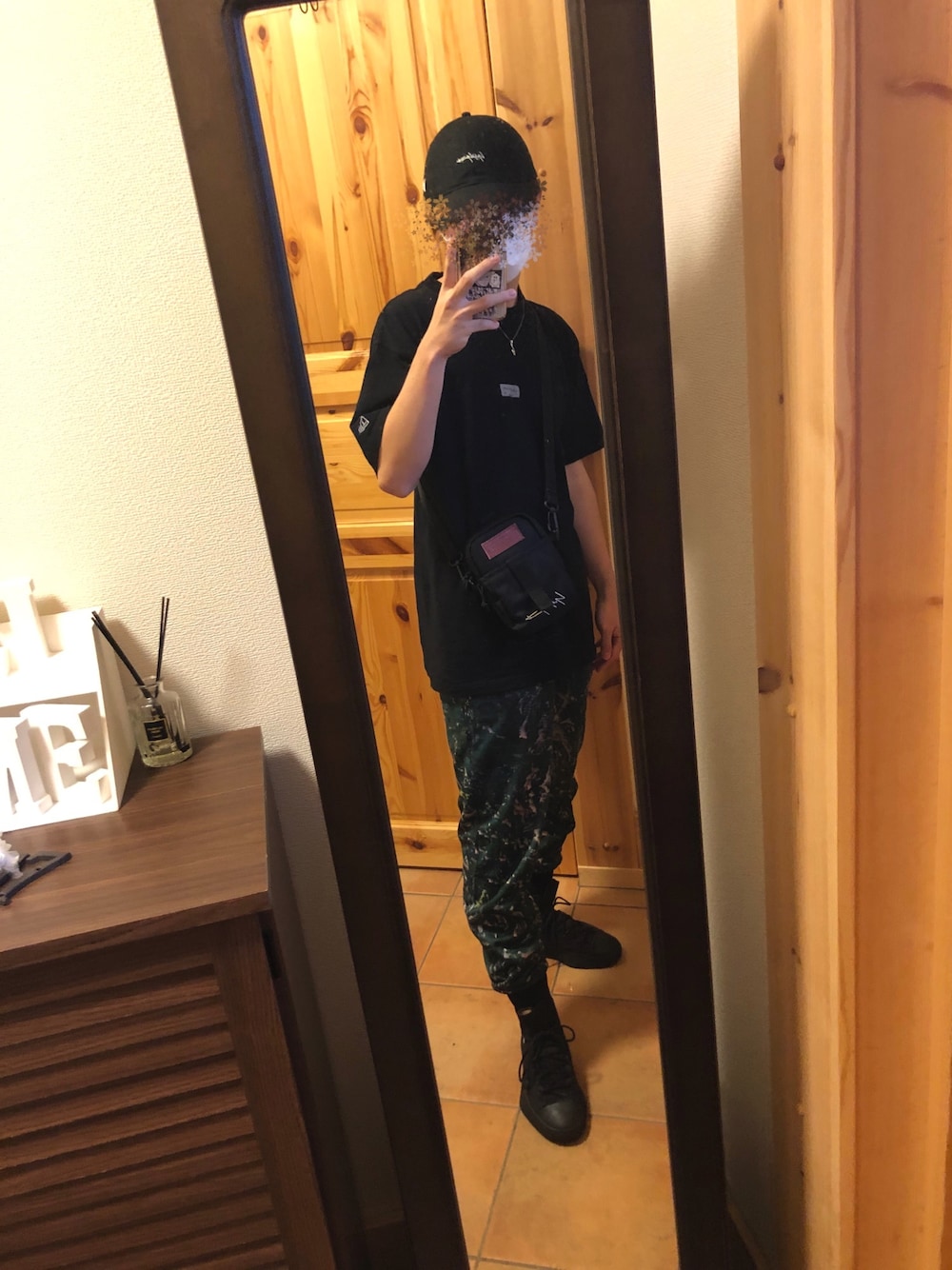 「黒、yohjiyamamoto、yohji yamamoto pour homme、Y-3、yohjiyamamoto×NEWERA、お洒落さんとつながりたい、ブラックコーデ、モード、今日のコーデ、大学生」｜「Y-3のY-3 Bashyo Printed Canvas High-Top Sneakers（スニーカー、ブラック系）」を使った、よっぴさん（メンズ・168cm）の春コーディネートの1枚目の写真