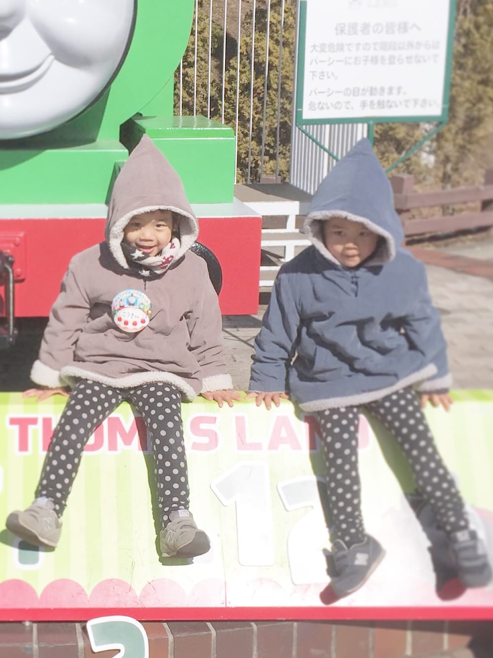 「小人コート、男の子、キッズコーデ、双子コーデ」｜「メニーナのアイテム（その他アウター、ベージュ系）」を使った、a@k@mさん（キッズ・90cm）の春コーディネートの1枚目の写真