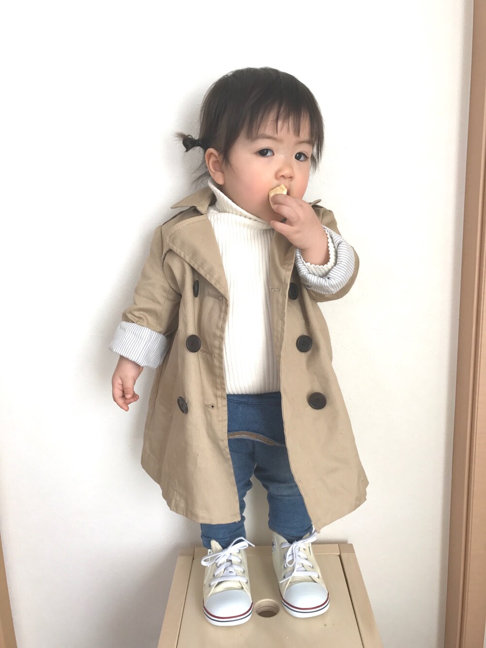 「まっしろしろすけはここだ！！、トレンチコート、コンバース、ホワイトコーデ、1歳」｜「BRANSHESのリブニットタートルネックTシャツ（Tシャツ/カットソー、ホワイト系）」を使った、あんぷさん（キッズ・70cm）の冬コーディネートの1枚目の写真