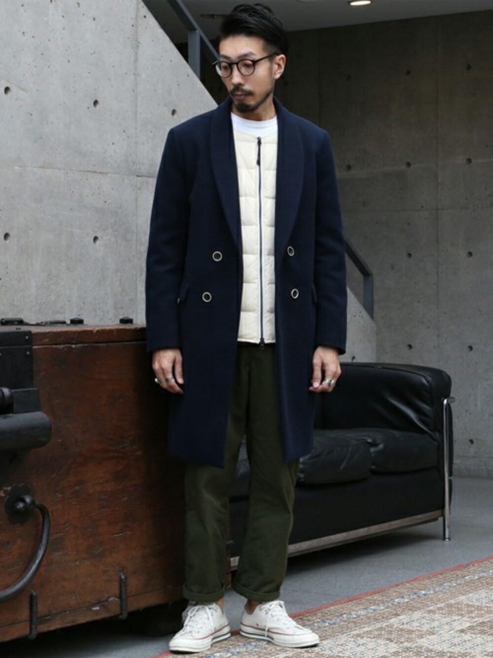 「ショールカラー、冬コーデ、ワイドパンツ、タックパンツ、インナーダウン、ダブルコート、ショールカラーコート、TAION」｜「MEN'S MELROSEのポリエステルメルトンショールカラーダブルチェスターコート（チェスターコート、ブルー系）」を使った、hiroshiさん（メンズ・173cm）の秋コーディネートの1枚目の写真